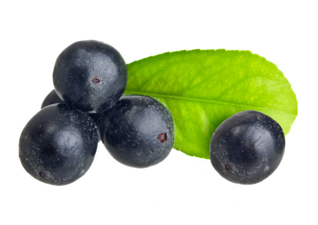 Acai, Superfruit, http://www.shutterstock.com/de/pic-152867789/stock-photo-amazon-acai-fruit-with-leaf-isolated-on-white-background.html, © www.shutterstock.com (24.12.2014) 