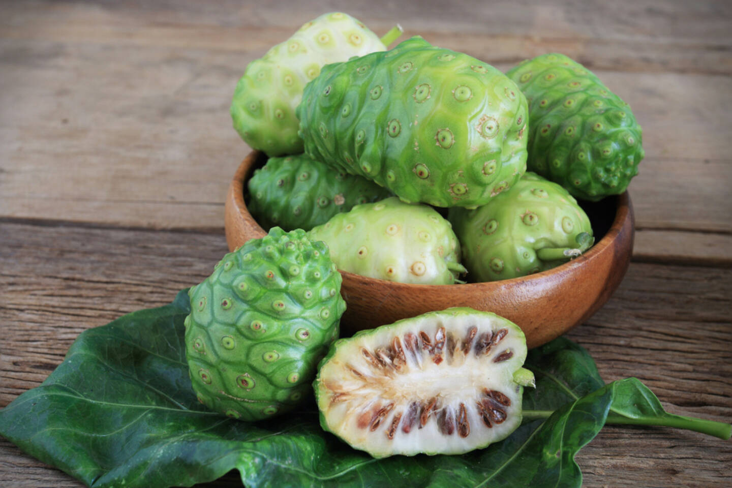 Noni, Maulbeere, Superfruit, http://www.shutterstock.com/de/pic-180478262/stock-photo-morinda-citrifolia-or-noni-on-wooden.html