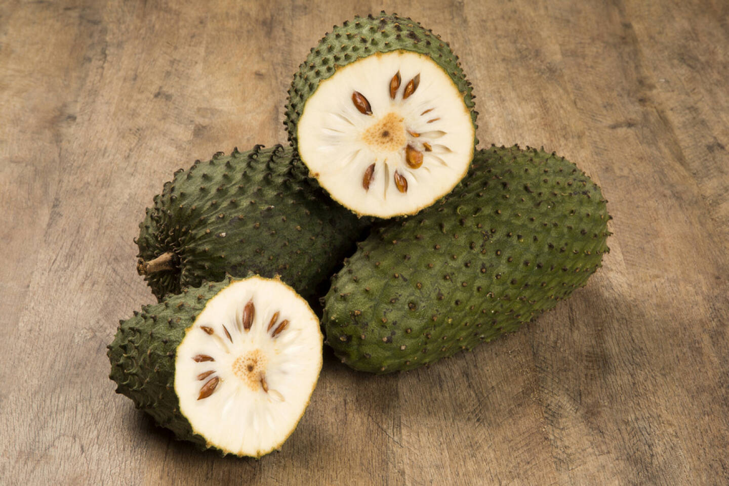 Graviola, Superfruit, http://www.shutterstock.com/de/pic-214664239/stock-photo-sour-sop-prickly-custard-apple-annona-muricata-l-treatment-of-cancer.html