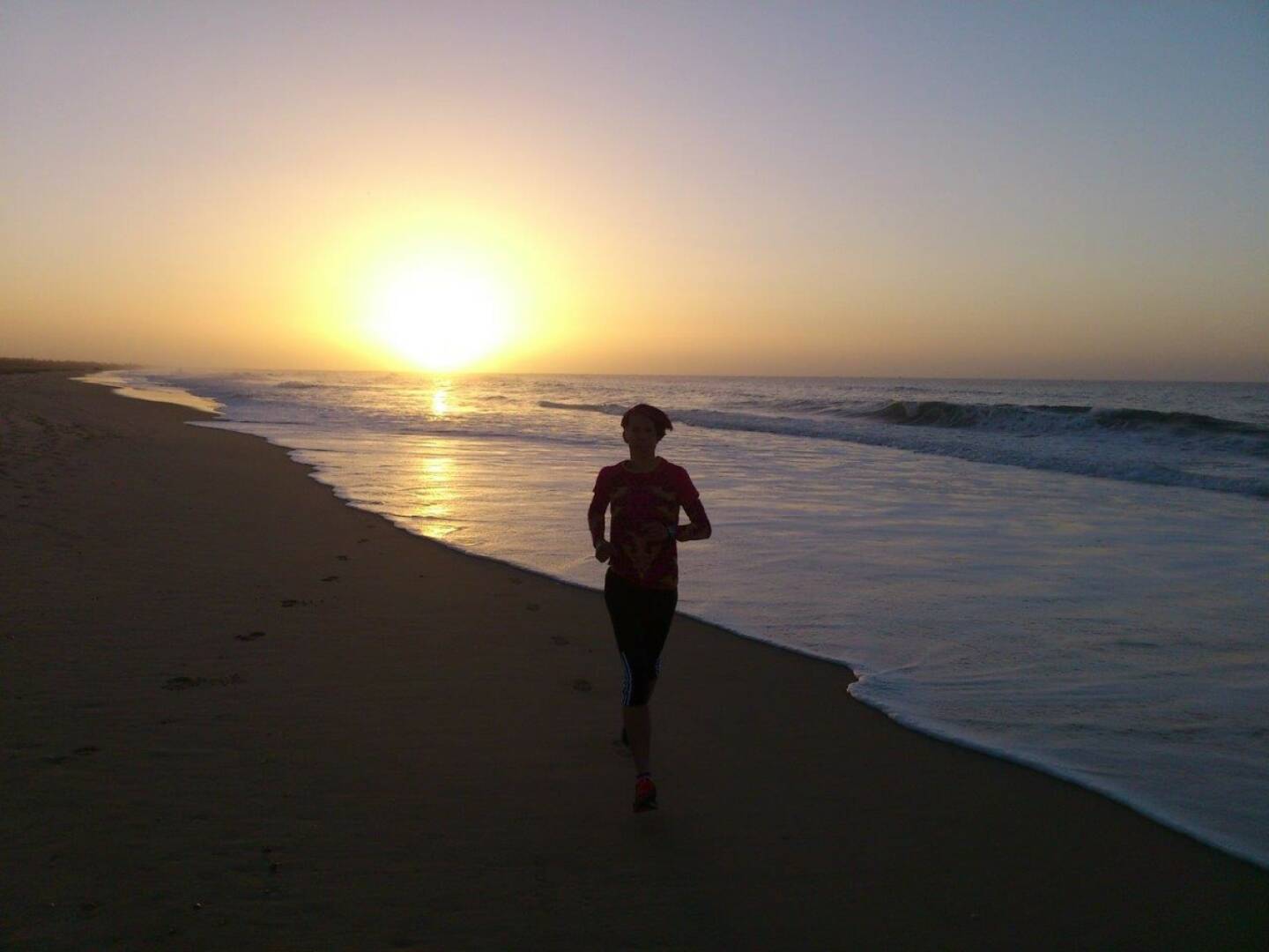 Conny Köpper: Strandlauf-  Es ist faszinierend, dass man jeden Tag zur selben Uhrzeit am selben Ort den Strand entlang laufen kann und es doch immer wieder anders aussieht. Anm.: Conny ist im Pro-Team Tristyle Runplugged Runners dabei, siehe http://www.christian-drastil.com/blog/2014/12/23/introducing_die_tristyle_runplugged_runners_elisabeth_niedereder_annabelle-mary_konczer_conny_kopper_isabelle_heers