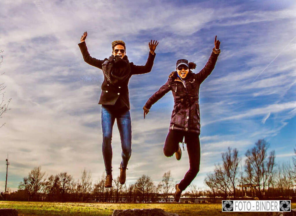 Elisabeth Niedereder (hier im Bild mit Annabelle Mary Konczer): Der Sprung ins Neue, Ungewisse ist das, was uns ausmacht. No risk, no fun sozusagen. Oder in unserem Fall: no risk, no success. Das hat sich heuer mehr als bewahrheitet. Anm.: Elisabeth und Anna sind im Pro-Team Tristyle Runplugged Runners dabei, siehe http://www.christian-drastil.com/blog/2014/12/23/introducing_die_tristyle_runplugged_runners_elisabeth_niedereder_annabelle-mary_konczer_conny_kopper_isabelle_heers (27.12.2014) 