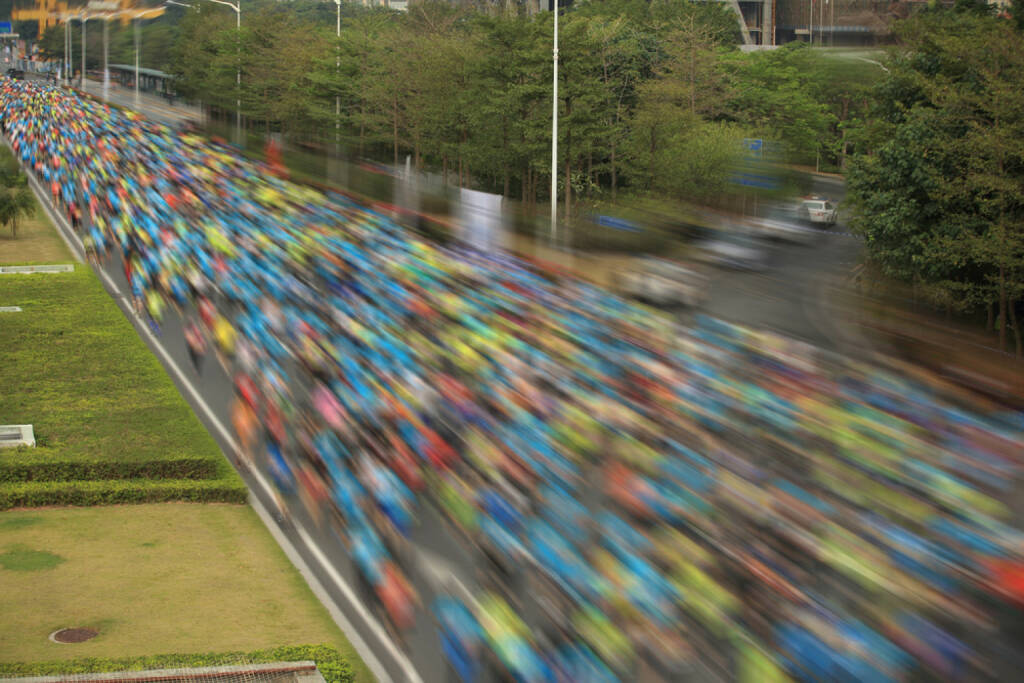 laufen, Menschenmassen, Läufer, Marathon, Runplugged, http://www.shutterstock.com/de/pic-236586040/stock-photo-unidentified-marathon-athletes-legs-running-on-city-road.html, © www.shutterstock.com (27.12.2014) 