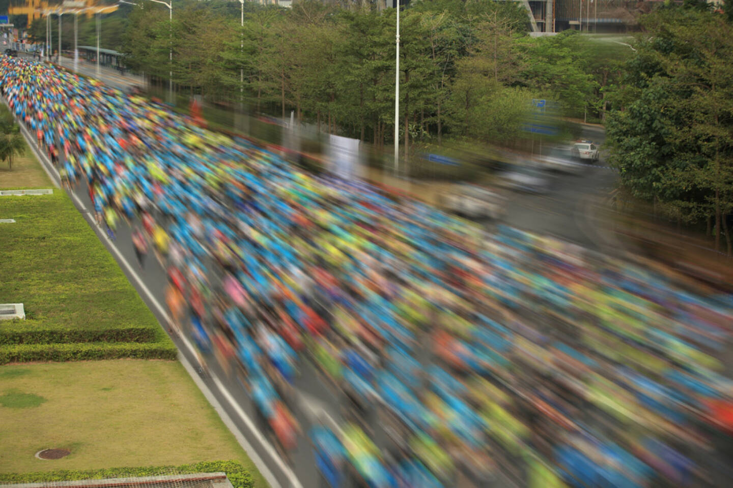 laufen, Menschenmassen, Läufer, Marathon, Runplugged, http://www.shutterstock.com/de/pic-236586040/stock-photo-unidentified-marathon-athletes-legs-running-on-city-road.html