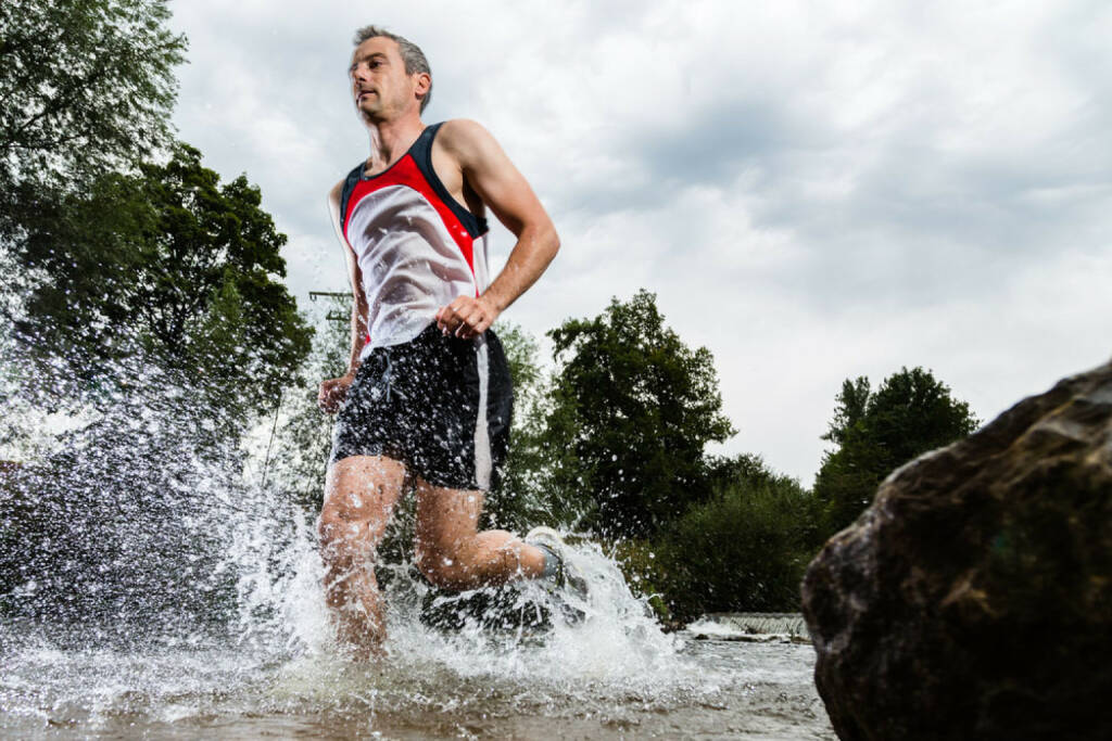 Laufen, Läufer, Trailrunning, Wasser, http://www.shutterstock.com/de/pic-111026789/stock-photo-trailrunner-with-splashing-water.html, © www.shutterstock.com (27.12.2014) 