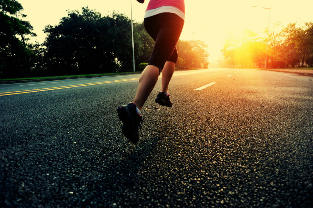 Laufen, Läuferin, Straße, Sonnenuntergang, http://www.shutterstock.com/de/pic-239817337/stock-photo-runner-athlete-running-at-road-woman-fitness-sunrise-jogging-workout-wellness-concept.html, © www.shutterstock.com (27.12.2014) 