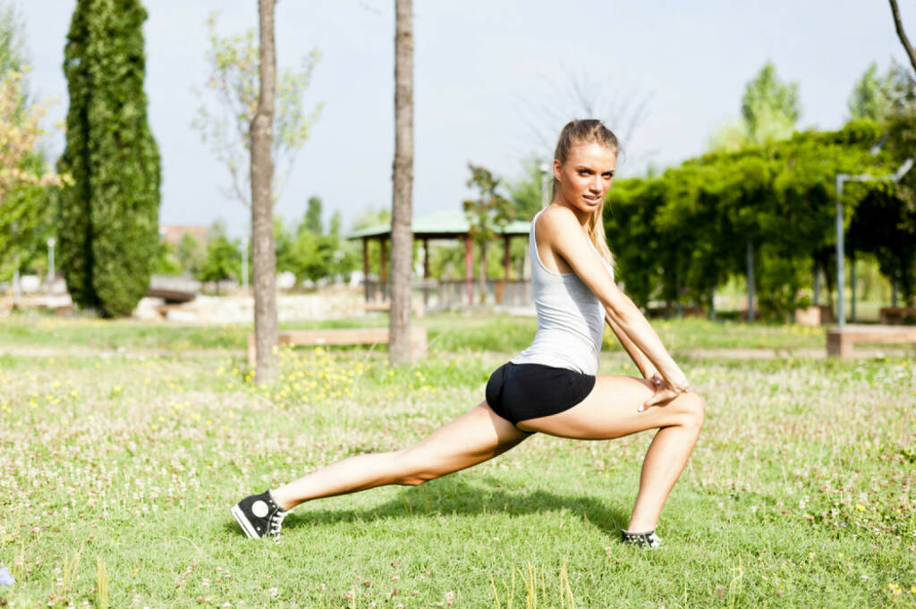 Laufen, Läuferin, Stretching, Park, Workout, Sport, Runplugged, http://www.shutterstock.com/de/pic-162539243/stock-photo-young-cute-woman-stretching-in-city-park.html, © www.shutterstock.com (27.12.2014) 