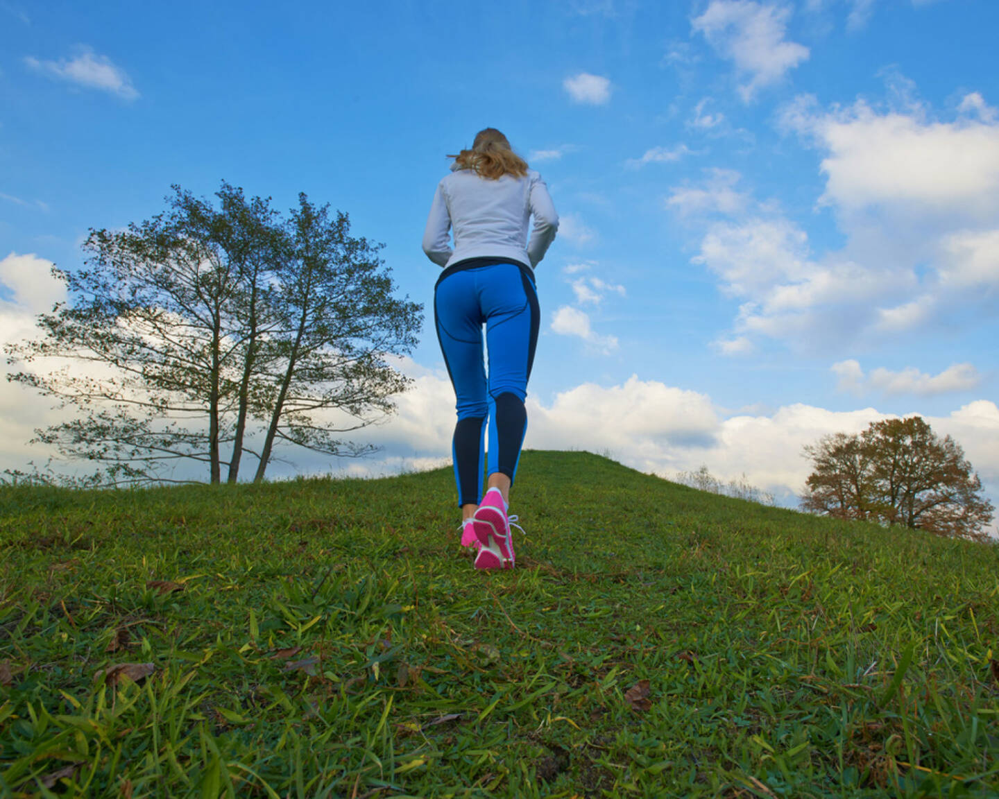 Laufen, Läuferin, Frau, bergauf, hinauf, aufwärts, top, on top, to the top, http://www.shutterstock.com/de/pic-163228358/stock-photo-pretty-female-going-up-the-hill-to-clouds-with-a-nice-background.html