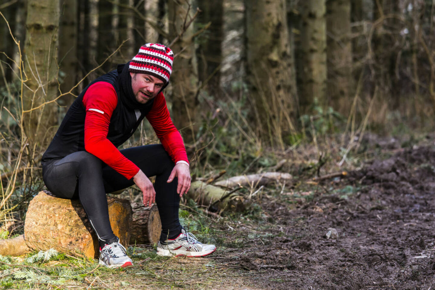 Laufen, Läufer, Mann, Pause, erschöpft, Wald, Gatsch, Winter, Herbst, ausruhen, http://www.shutterstock.com/de/pic-173849825/stock-photo-a-man-taking-a-rest-from-running.html