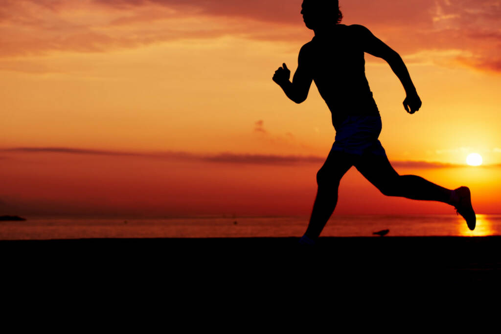 Laufen, Läufer, Sonnenuntergang, Sonnenaufgang, Strand, Meer, http://www.shutterstock.com/de/pic-224342326/stock-photo-silhouette-of-athletic-runner-jogging-on-the-beach-against-orange-sunrise-male-jogger-with.html, © www.shutterstock.com (27.12.2014) 