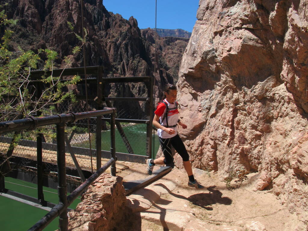 Carola Bendl-Tschiedel: Wunderschöne Erinnerungen an einen vielleicht once in a lifetime-Urlaub.
Die großartigsten Naturwunder, die man sich denken kann, und ich mittendrin. Hier am Grund des Grand Canyon, den Colorado River überquerend (28.12.2014) 
