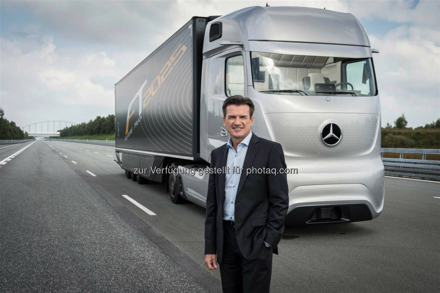 Wolfgang Bernhard, Vorstand Daimler AG, vor einem Mercedes-Benz Future Truck 2025: Daimler Trucks verkauft fast 500.000 Lkw in 2014