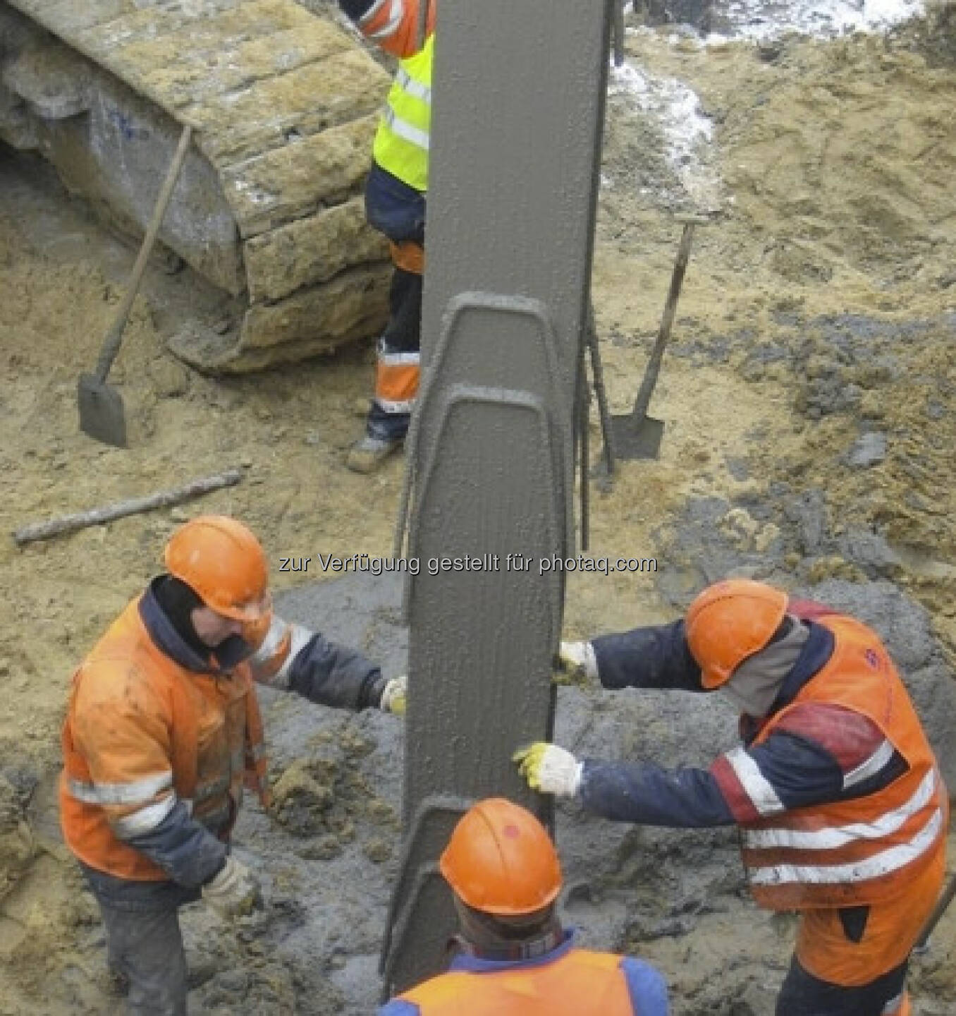 Immofinanz, Nimbus-Baustelle Warschau: Provisorische Stahlsäulen werden im Erdreich verankert. Sie dienen der Unterstützung der partiellen Abdeckplatte.