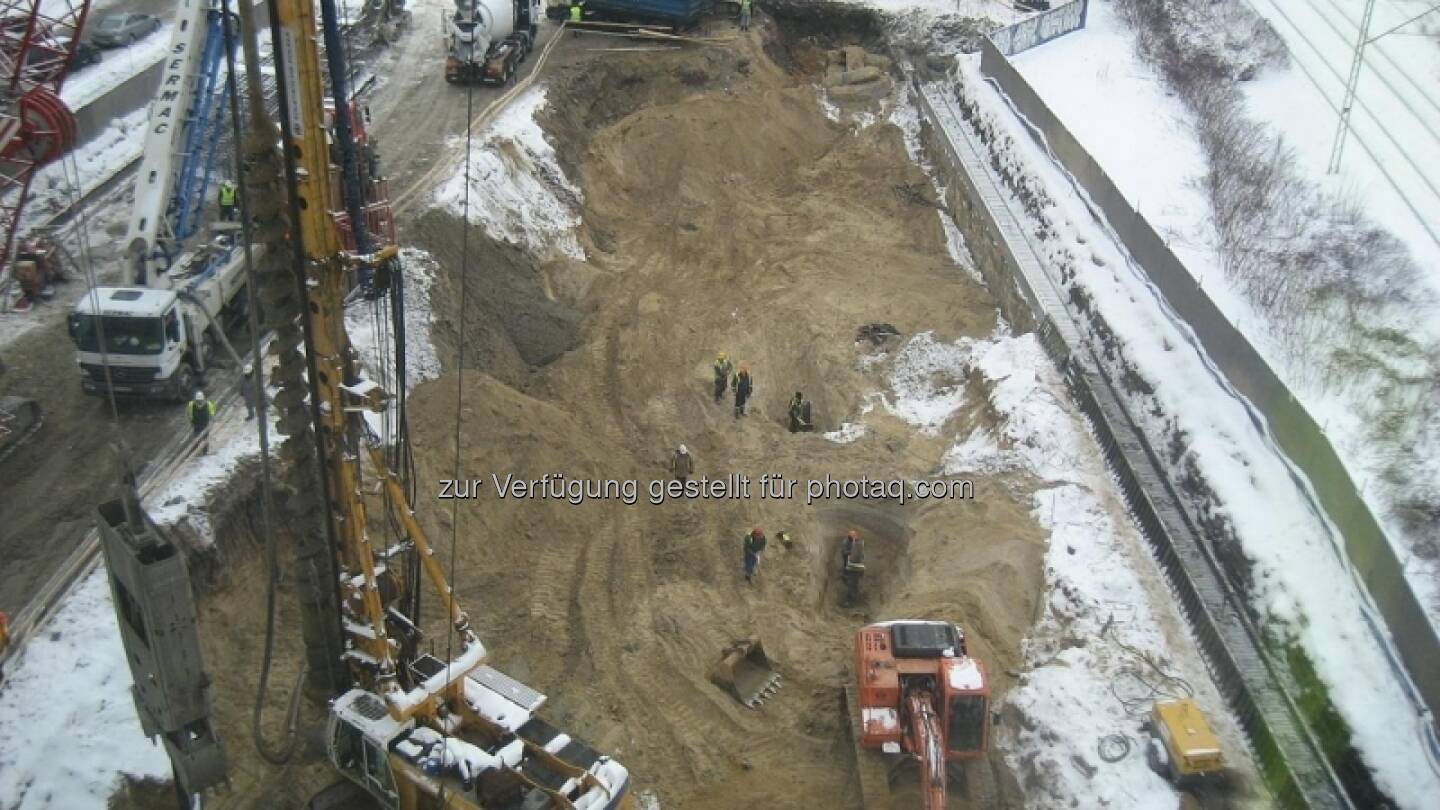 Immofinanz, Nimbus-Baustelle Warschau: Die weiteren Tiefbauarbeiten an der Untergrundstruktur werden im Zuge der &bdquo;Top Down Methode&ldquo; durchgef&uuml;hrt.
