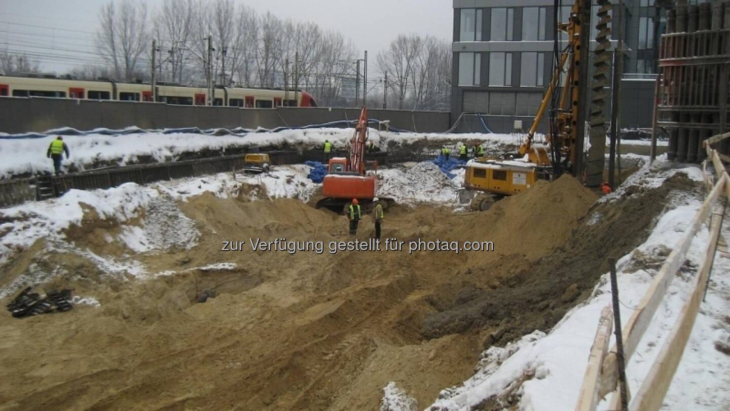 Immofinanz, Nimbus-Baustelle Warschau: Im nördlichen Teil, wird eine sogenannte partielle Abdeckplatte eingezogen.




