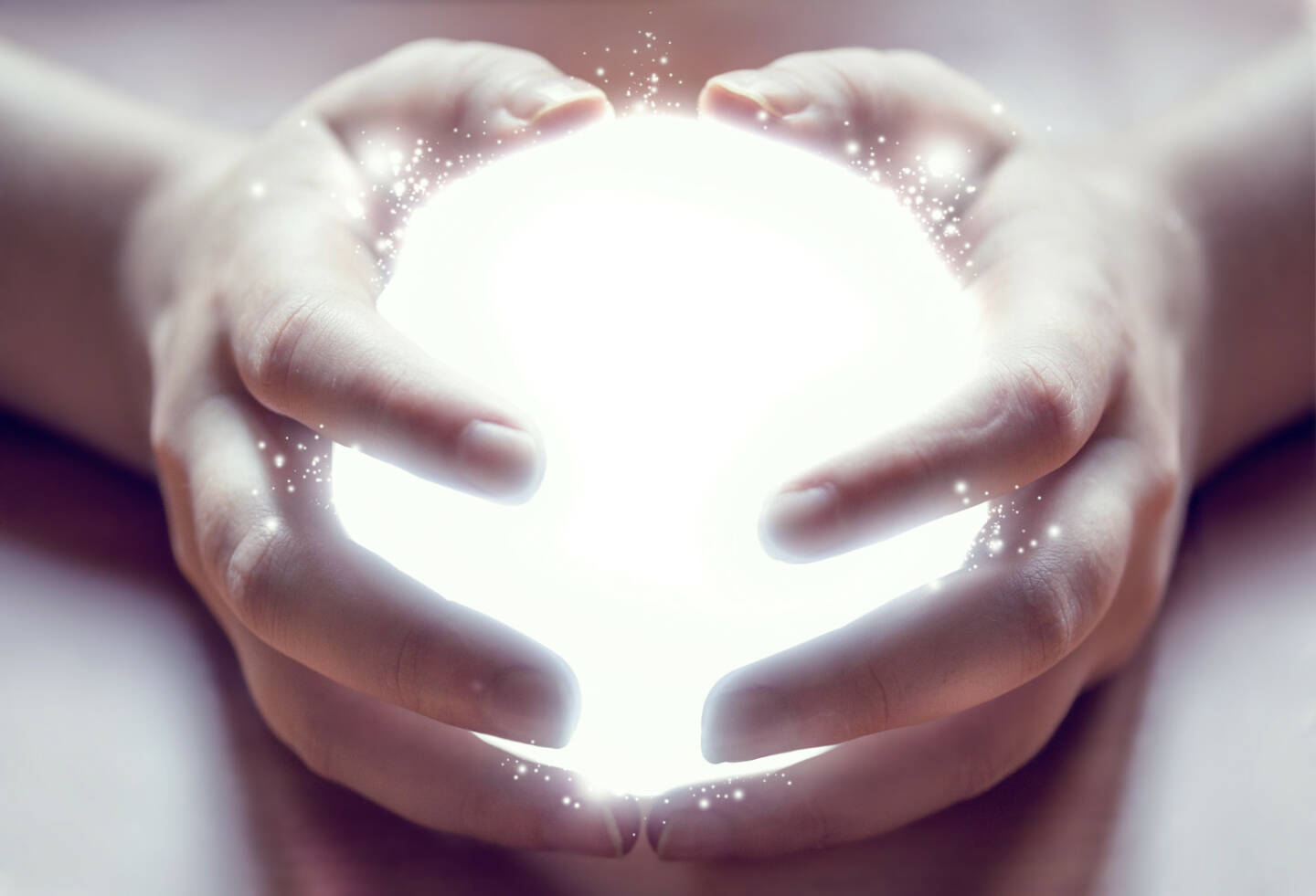 Kristallkugel, Wahrsage, Prognose http://www.shutterstock.com/de/pic-241671154/stock-photo-shining-ball-in-human-hands.html