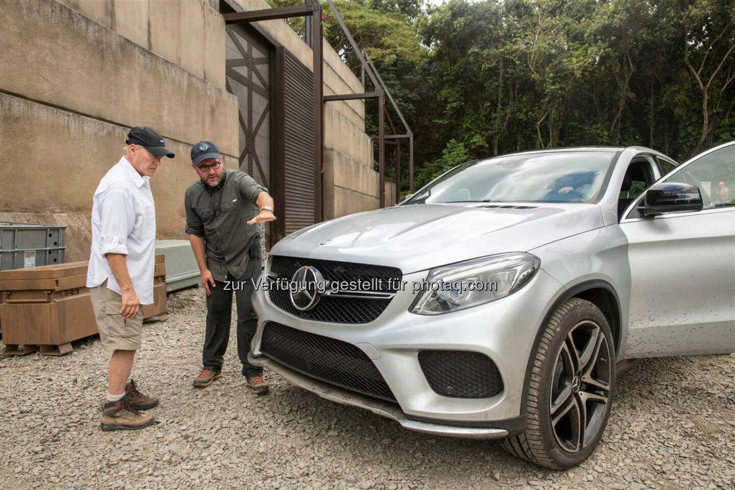 Daimler AG: 22 Jahre nach dem Originalfilm hat Steven Spielberg die lang erwartete Fortsetzung der wegweisenden „Jurassic Park“-Trilogie produziert – die „Jurassic World“. Bei ihren Abenteuern im Dschungel der „Jurassic World“ vertrauen die beiden Hauptdarsteller Chris Pratt und Bryce Dallas Howard auf die Offroad-Fähigkeiten verschiedener Mercedes-Benz Fahrzeuge – allen voran dem neuen GLE Coupé, das sich erstmals im Serienlook zeigt.