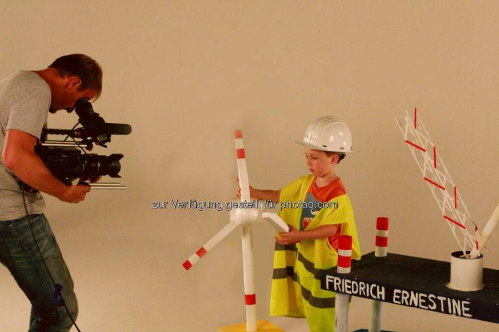 RWE: Das neue Video aus dem Offshore-Windpark NSO hatten wir hier ja schon gepostet (https://bit.ly/offshore-video). Jetzt kannst Du hinter die Kulissen des Videodrehs gucken:  Source: http://facebook.com/vorweggehen, © Aussender (09.01.2015)