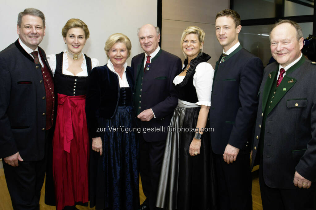 Minister Andrä Rupprechter, Ehefrau Christine, „Hilfe im eigenen Land-„-Präs. Sissy Pröll, LH Erwin Pröll, Dir. Klaudia Tanner, VP-Generalsekretär Gernot Blümel und LK-Präsident und Bauernbundobmann Hermann Schultes , © NÖ Bauernbund/ Helmut Lackinger (12.01.2015) 