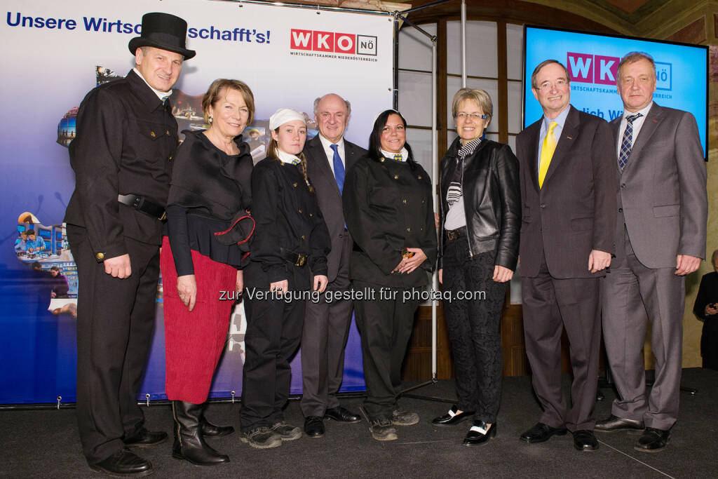 Innungsmeister der Rauchfangkehrer NÖ Peter Engelbrechtsmüller, Wirtschaftskammer NÖ-Präsidentin Sonja Zwazl, Rauchfangkehrer-Lehrling Nicole Vomastek, NÖ Landeshauptmann Erwin Pröll, Rauchfangkehrer-Lehrling Jeanine Harand, NÖ Wirtschaftslandesrätin Petra Bohuslav, WKÖ-Präsident Christoph Leitl und Wirtschaftskammer NÖ-Direktor Franz Wiedersich: Wirtschaftskammer NÖ: „Rucksack schwer genug“ - Zwazl drängt auf Entlastung bei Steuern und Bürokratie, © Aussender (13.01.2015) 