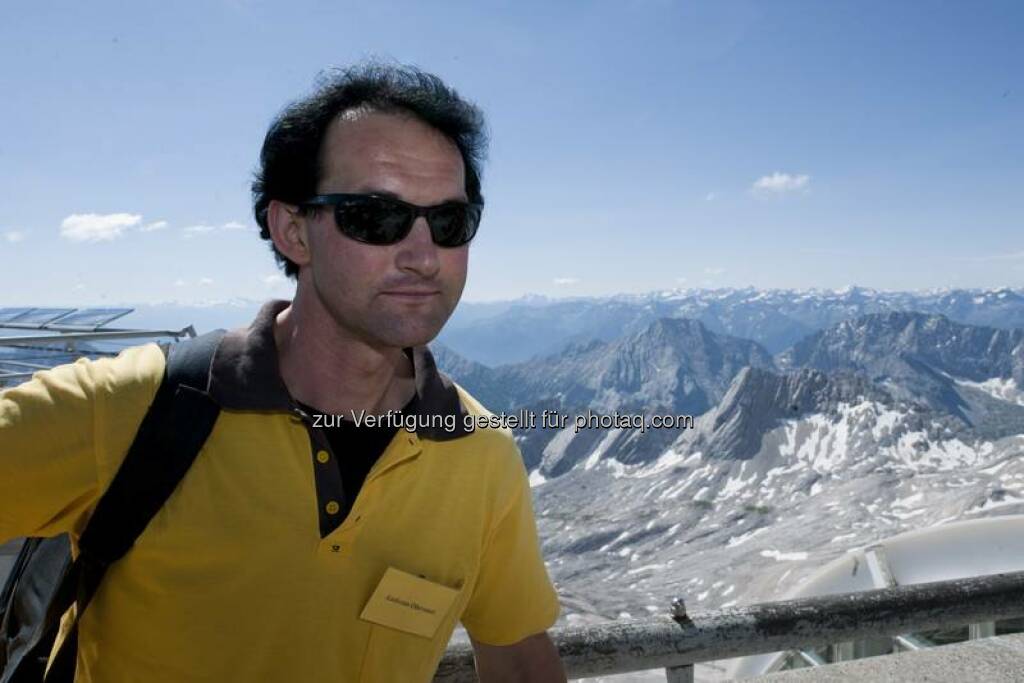 Tausende Touristen „erklimmen“ jährlich die Zugspitze. Mit 2600 Metern über dem Meeresspiegel befindet sich dort die höchste Post-Filiale Deutschlands. Für die ist Andreas Oberauer - der „Zugspitz-Postbote“ - verantwortlich. Ein cooler Arbeitsplatz - im wahrsten Sinne des Wortes!  Source: http://facebook.com/deutschepost (15.01.2015) 