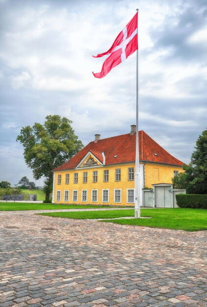 The Commander's House, Dänische Flagge (Dannebrog) in Kastellet, Kopenhagen, Dänemark, http://www.shutterstock.com/pic-244528756/stock-photo-the-commander-s-house-with-danish-flag-dannebrog-in-kastellet-copenhagen-denmark.html, © shutterstock.com (16.01.2015) 