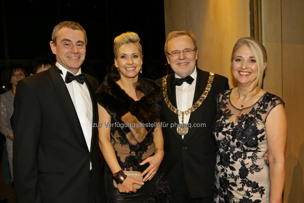 Heinrich Schaller (Generaldirektor Raiffeisenlandesbank OÖ und Uniratsvorsitzender) mit Lebensgefährtin Claudia Steinecker, Rektor Richard mit Gattin Angelika, © JKU Linz (17.01.2015) 