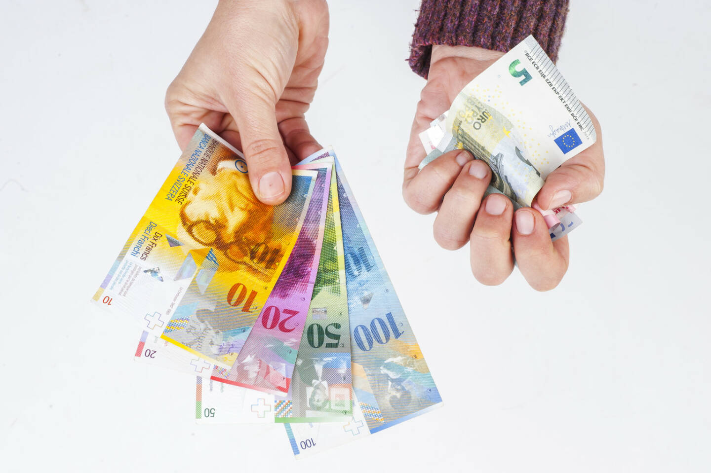 Franken, Euro, EUR/CHF, zerknüllte Euro http://www.shutterstock.com/de/pic-244638901/stock-photo-female-hand-holding-banknotes-swiss-franc-and-the-second-crumpled-euro-banknotes.html