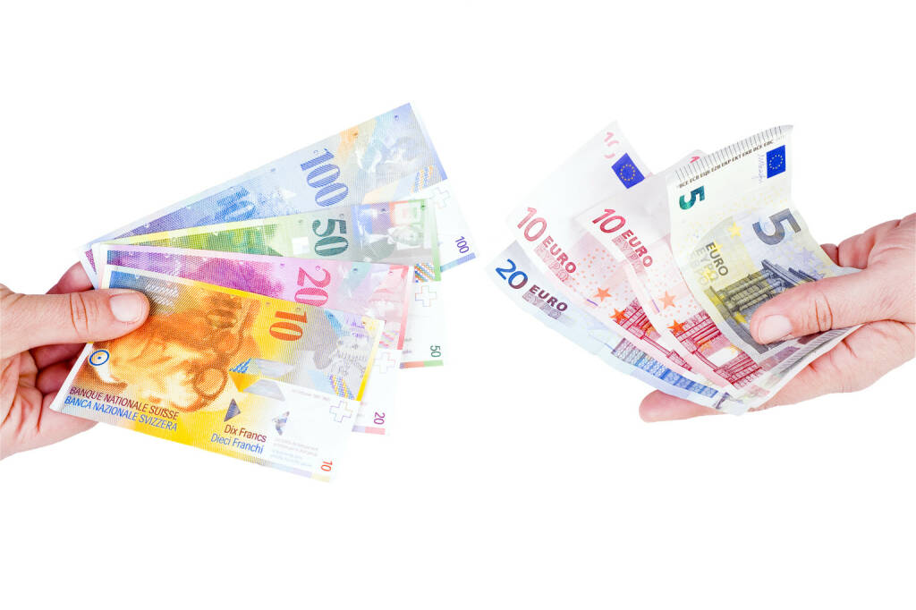 Franken, Euro, EUR/CHF, Wechsel, Geld http://www.shutterstock.com/de/pic-244565860/stock-photo-euro-and-swiss-franc-in-the-hands-of.html, © www.shutterstock.com (18.01.2015) 