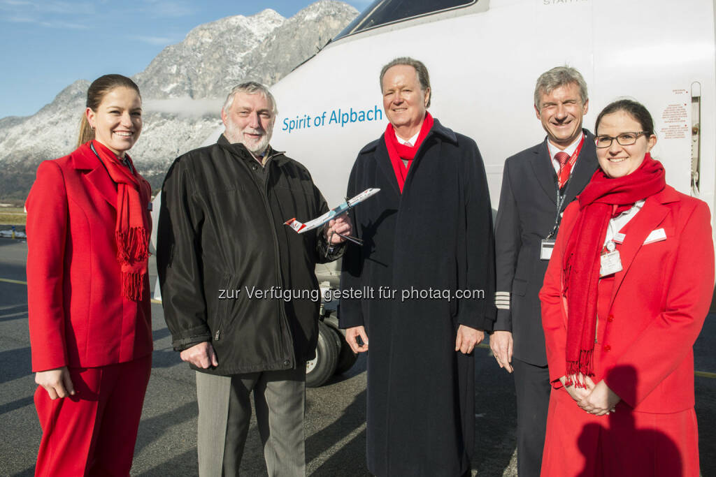 Franz Fischler, Präsident des Europäischen Forums Alpbach, und Jaan Albrecht, CEO von Austrian Airlines, tauften am Montag am Flughafen Innsbruck eine Turboprop Maschine des Typs Dash 8-400 auf den Namen Spirit of Alpbach., © Aussender (19.01.2015) 