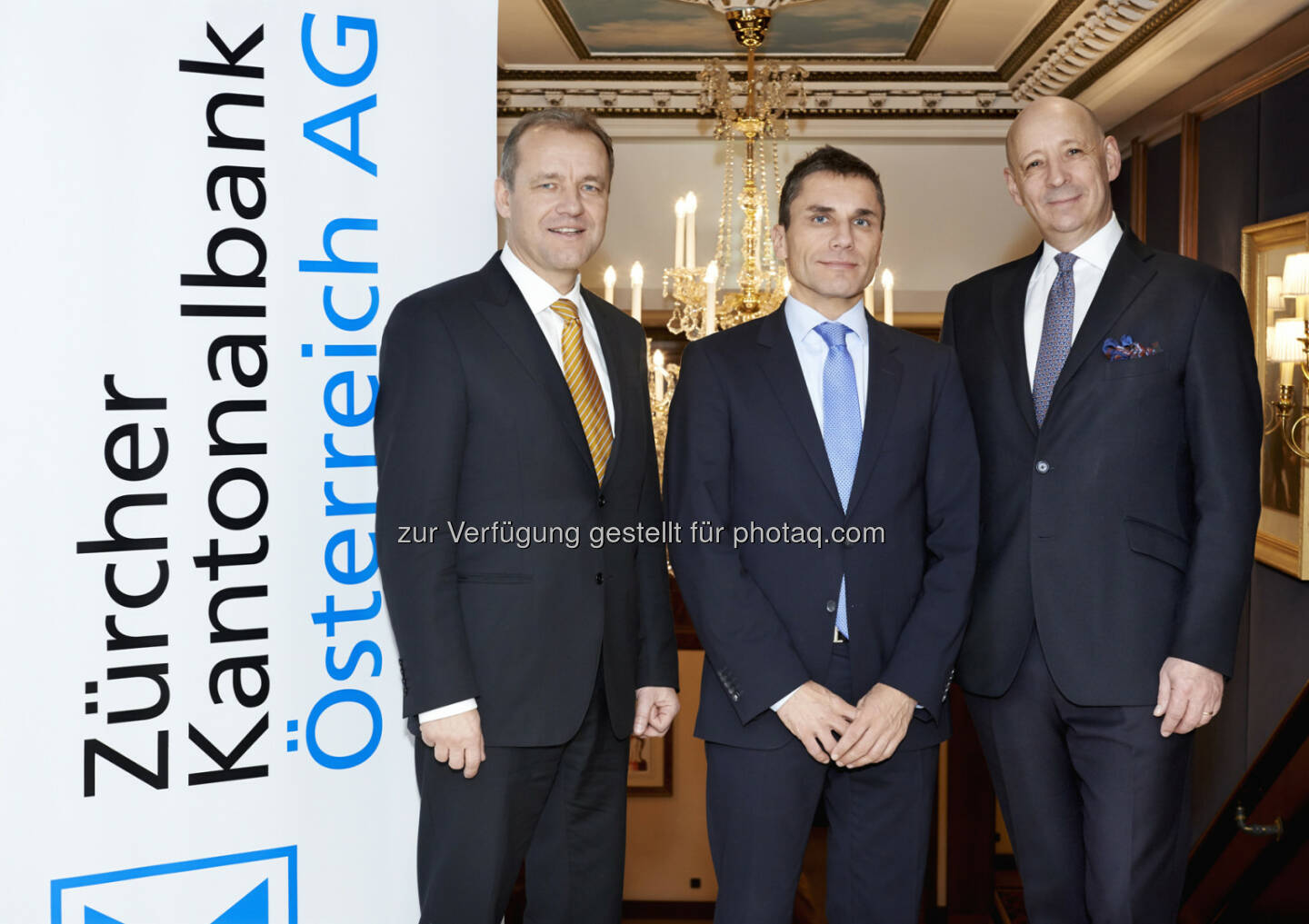 Gastredner David Marmet (M., Leiter der Abteilung Marktanalyse Schweiz in der Zürcher Kantonalbank) mit den beiden Vorständen Adrian Kohler (l.) und Hermann Wonnebauer von der Zürcher Kantonalbank Österreich AG - Moderate Renditechancen bei Unternehmensanleihen und Aktien (Bild: Zürcher Kantonalbank Österreich)