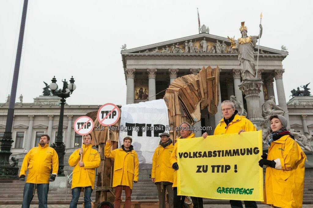 Anlässlich des heutigen Besuchs von EU-Kommissarin Cecilia Malmström bekräftigt die Umweltorganisation Greenpeace die Kritik an den geplanten Handelsabkommen zwischen der EU und den USA (TTIP), Kanada (CETA) und Singapur (EUSFTA). Mit einem vier Meter hohen hölzernen Trojanischen Pferd protestieren die Umweltschützer vor dem Parlament und fordern eine Volksabstimmung zu umstrittenen Handelsabkommen wie TTIP und CETA in Österreich., © Aussender (20.01.2015) 