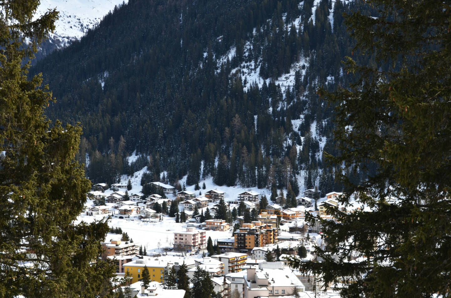 Davos, Schweiz, Winter - http://www.shutterstock.com/de/pic-245283289/stock-photo-winter-view-of-davos-famous-swiss-skiing-resort.html