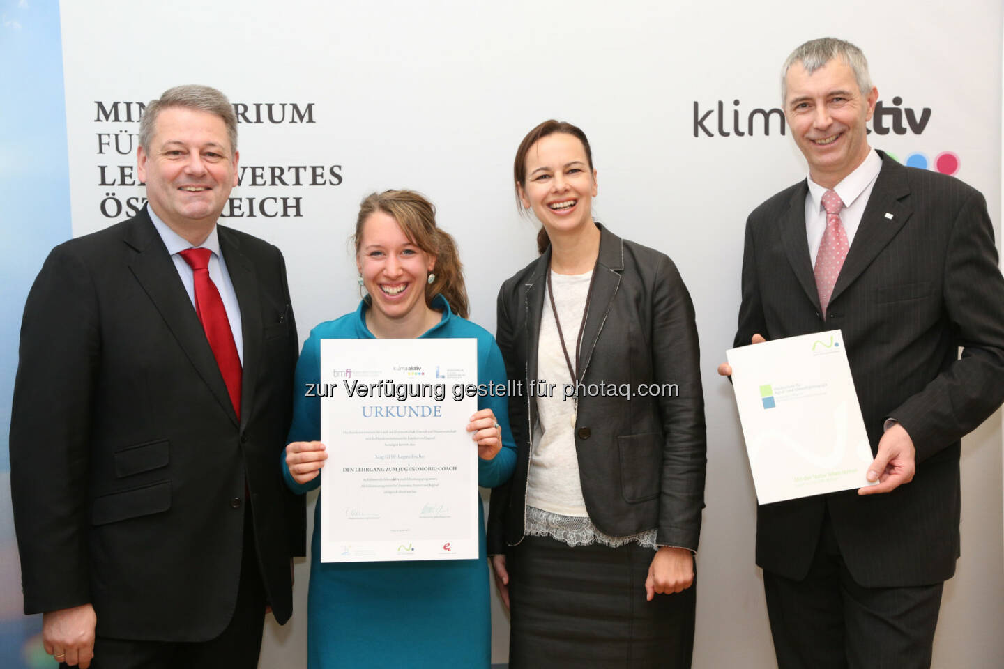 Umweltminister Andrä Rupprechter und Jugendministerin Sophie Karmasin zeichnen Jugendmobil-Coaches aus ganz Österreich aus - Jugendliche sind Vorbild für klimafreundliche Mobilität (Bild: BMLFUW/APA-Fotoservice/Schedl)