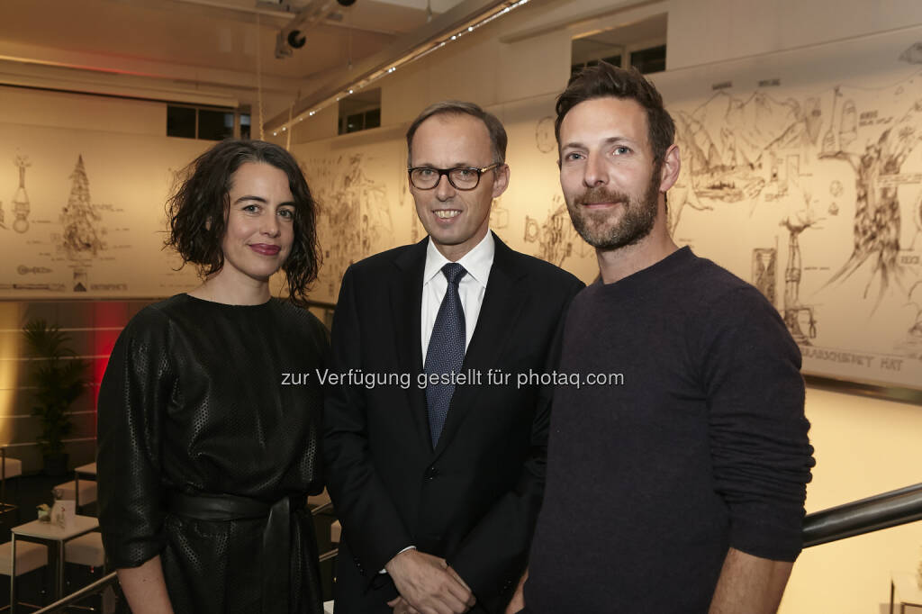 Kuratorin Sabine Dreher mit Accenture Österreich-Chef Klaus Malle und Künstler Constantin Luser , © Accenture (21.01.2015) 