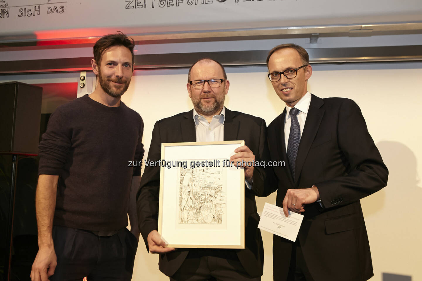 Horst Griebaum (UniCredit Bank Austria) gewann handsignierte Originallithografie von Constantin Luser mit Accenture-Österreich Chef Klaus Malle 