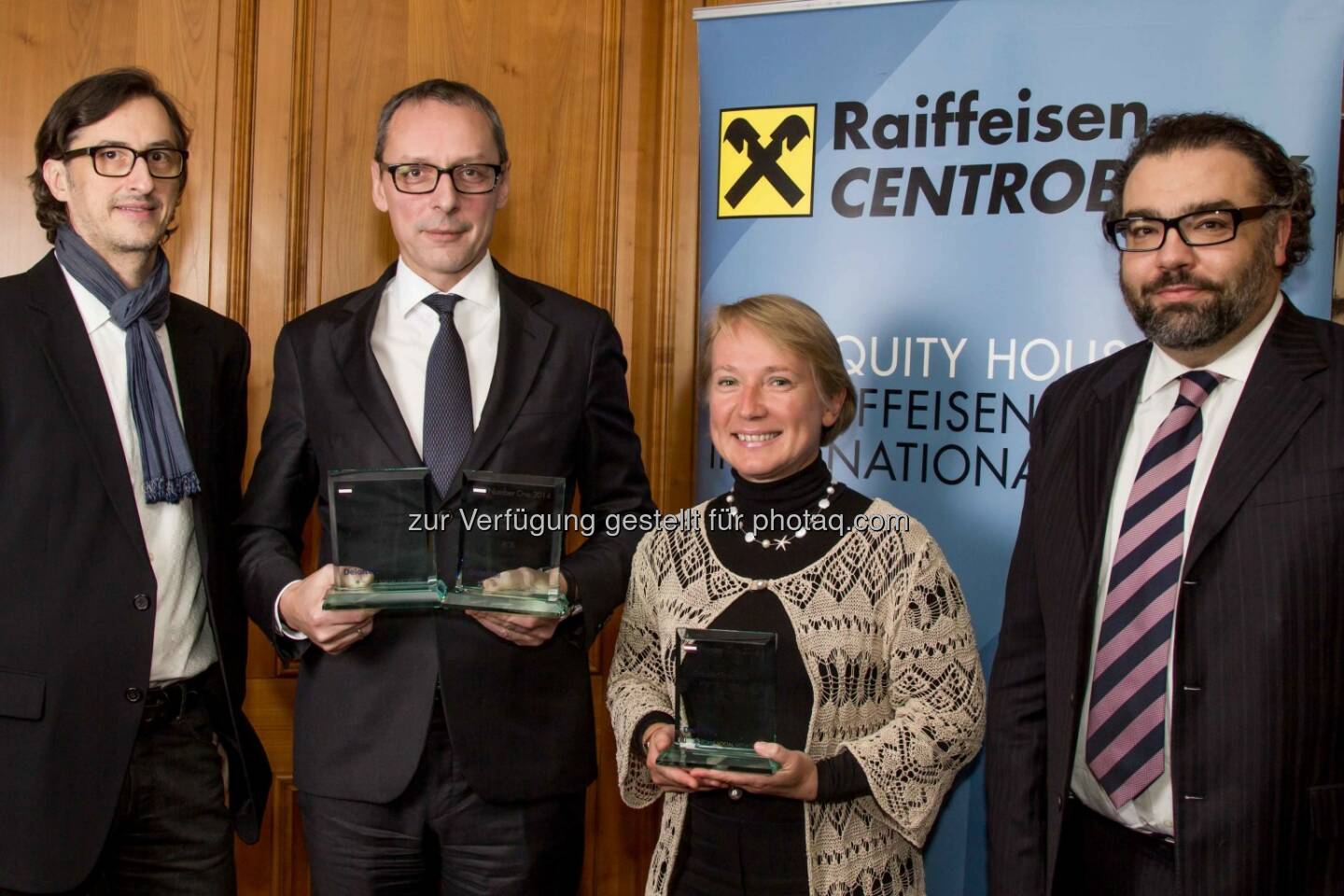 Josef Chladek (BSN), Wilhelm Celeda (RCB), Heike Arbter (RCB), Dominik Damm (Deloitte): Das Börse Social Network (BSN) hat heuer zum ersten Mal die Number One Awards an Teilnehmer des österreichischen Kapitalmarktes vergeben. Die Raiffeisen Centrobank (RCB)  konnte gleich drei Kategorien für sich entscheiden und wurde als „Specialist Market Maker“, „Händler Österreich Aktien“ und „Emittent Structured Products“ ausgezeichnet. Siehe http://www.christian-drastil.com/2015/01/21/3x_number_one_award-ubergabe_rcb-ceo_sieht_viel_potenzial_im_wiener_aktienmarkt 