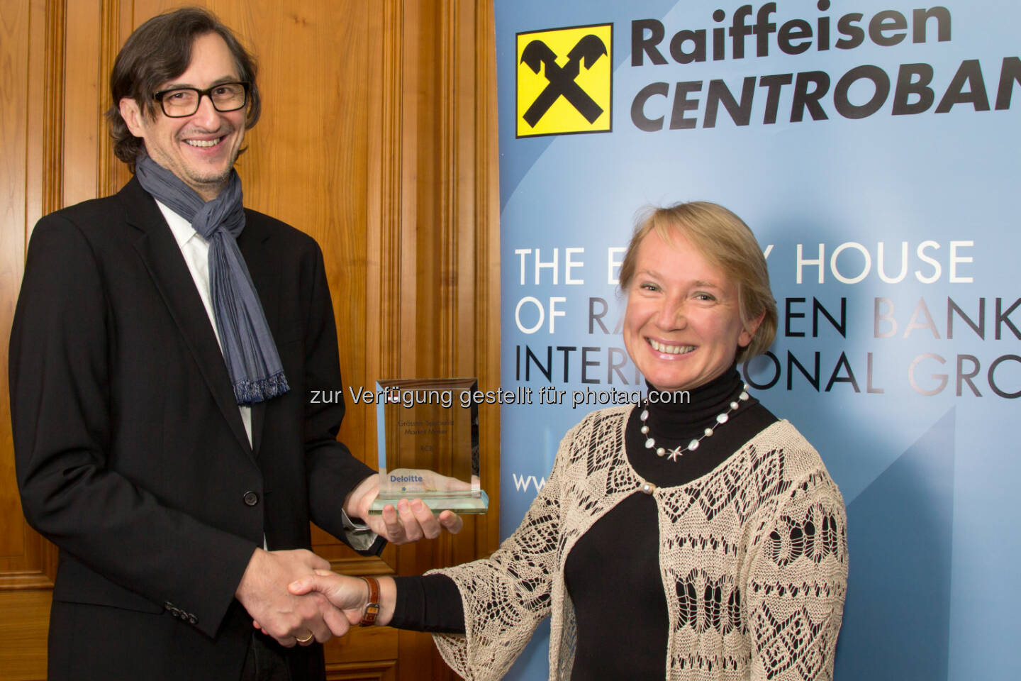 Josef Chladek (boerse-social.com), Heike Arbter (RCB). Siehe http://www.christian-drastil.com/2015/01/21/3x_number_one_award-ubergabe_rcb-ceo_sieht_viel_potenzial_im_wiener_aktienmarkt 