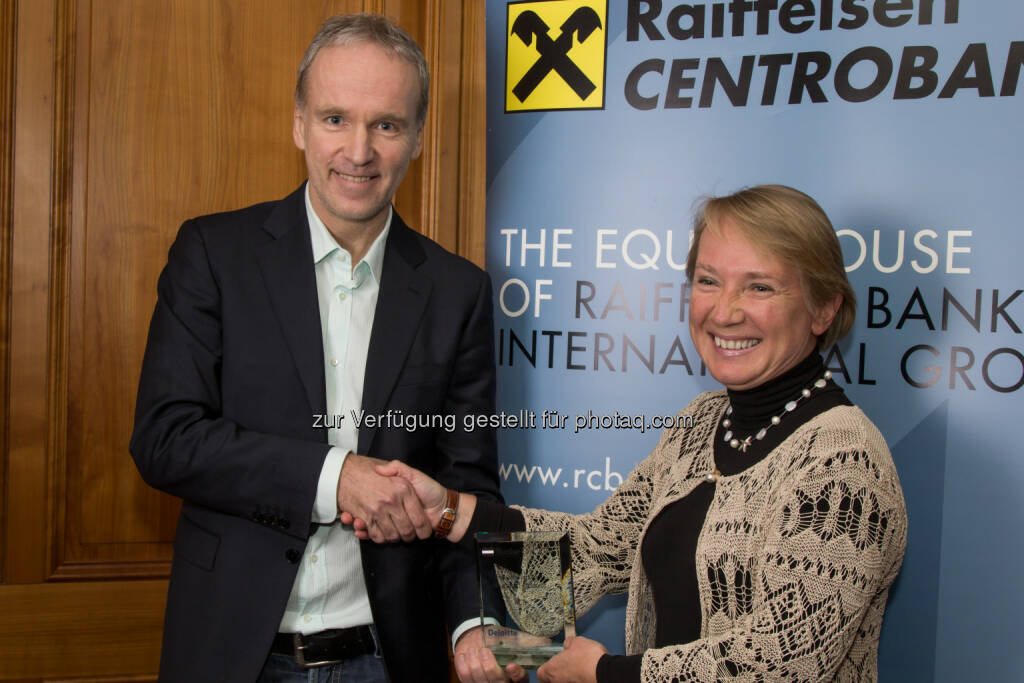 Christian Drastil (boerse-social.com), Heike Arbter (RCB). Siehe http://www.christian-drastil.com/2015/01/21/3x_number_one_award-ubergabe_rcb-ceo_sieht_viel_potenzial_im_wiener_aktienmarkt , © photaq/Martina Draper (21.01.2015) 