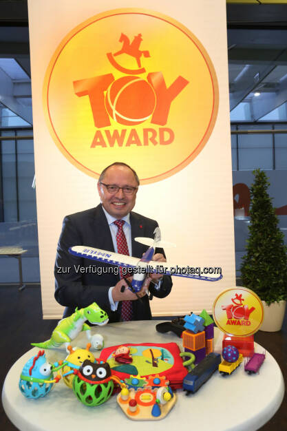Ernst Kick, CEO Spielwarenmesse eG, verleiht zur Eröffnungsfeier der Spielwarenmesse den ToyAward für die besten Neuheiten 2015., © Aussender (22.01.2015) 
