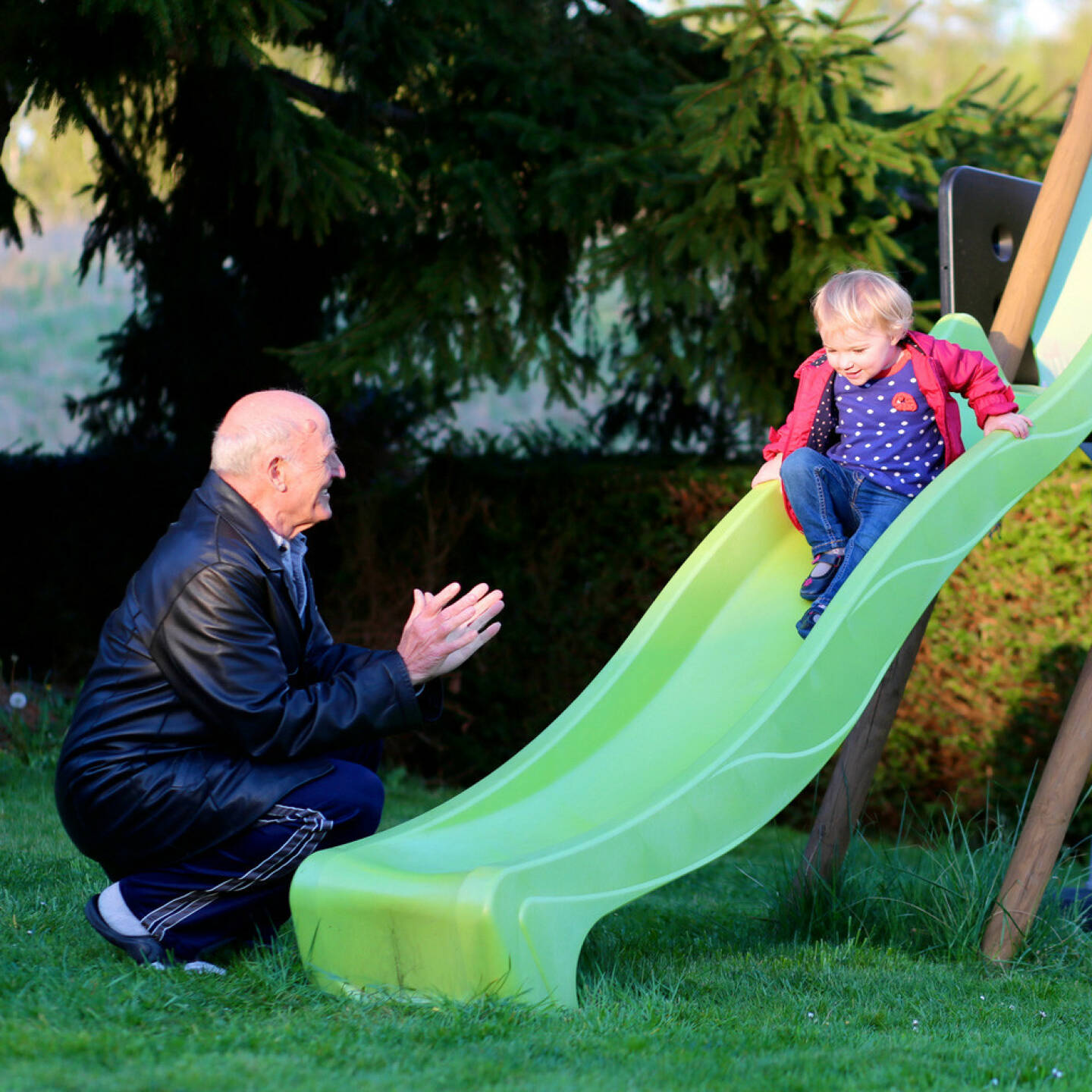 Gegenteil, alt und jung, klein und groß, Großeltern, Enkel, rutschen, http://www.shutterstock.com/de/pic-236385799/stock-photo-happy-great-grandfather-with-his-adorable-granddaughter-cute-toddler-girl-playing-on-the-slide-in.html