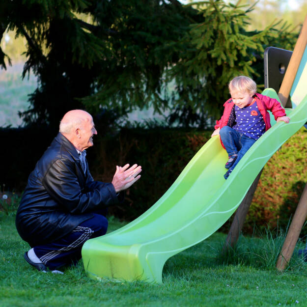 Gegenteil, alt und jung, klein und groß, Großeltern, Enkel, rutschen, http://www.shutterstock.com/de/pic-236385799/stock-photo-happy-great-grandfather-with-his-adorable-granddaughter-cute-toddler-girl-playing-on-the-slide-in.html, © www.shutterstock.com (25.01.2015) 