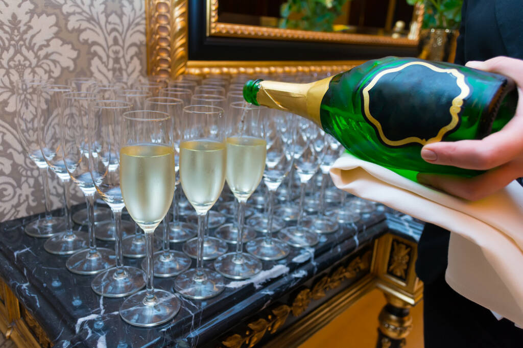 Gegenteil, voll, leer, einschenken, Sekt, Champagner, trinken, Gläser, http://www.shutterstock.com/de/pic-243772615/stock-photo-the-bartender-pours-champagne-into-the-empty-glasses-from-the-bottle.html, © www.shutterstock.com (25.01.2015) 