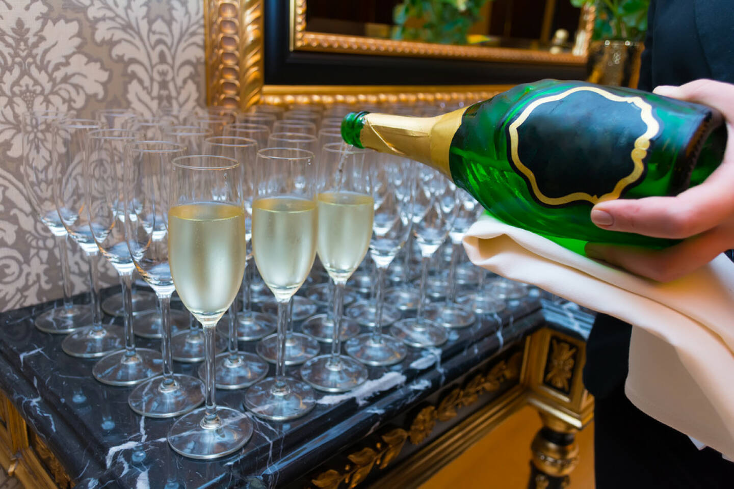 Gegenteil, voll, leer, einschenken, Sekt, Champagner, trinken, Gläser, http://www.shutterstock.com/de/pic-243772615/stock-photo-the-bartender-pours-champagne-into-the-empty-glasses-from-the-bottle.html