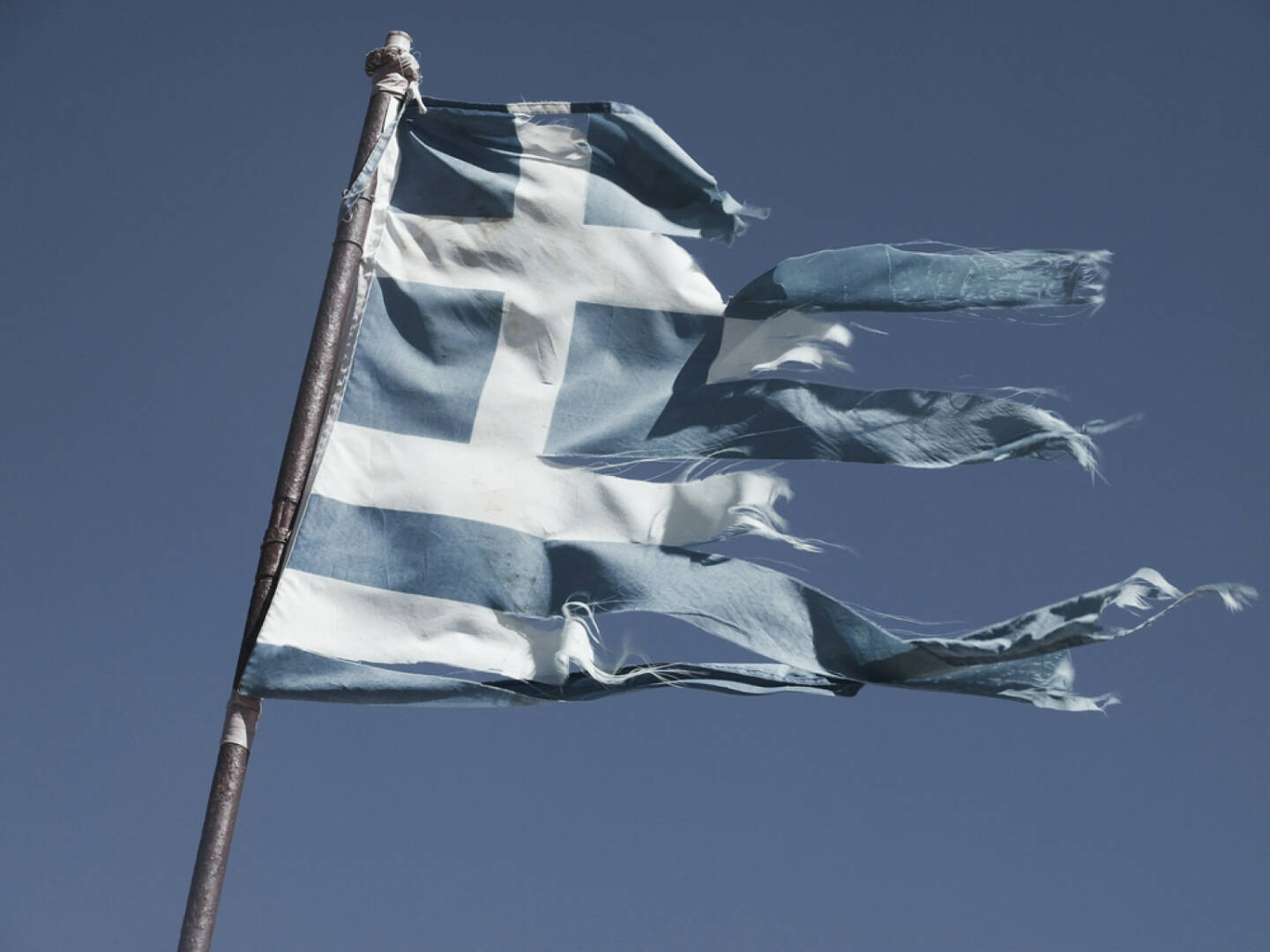 Griechenland, Fahne, zerfetzt, kaputt, ramponiert, schlecht, abwärts, http://www.shutterstock.com/de/pic-227438137/stock-photo-greek-torn-flag-fluttering-in-the-wind-posted-signs-on-a-rusty-pole.html