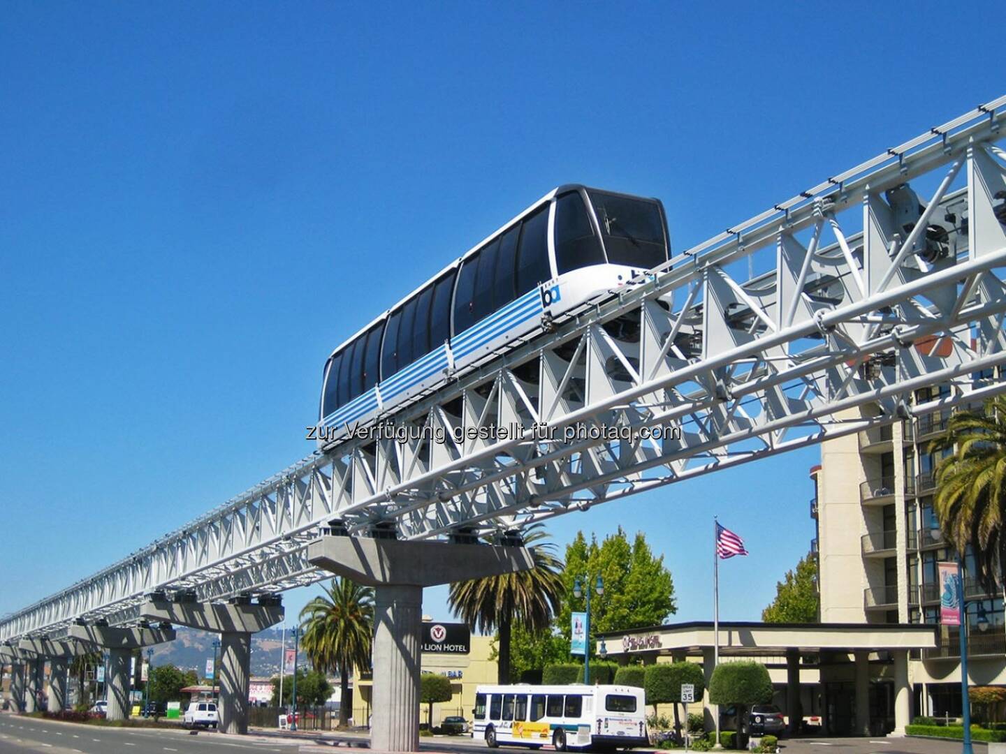 Schnelle Flughafenverbindung mit Elektrotechnik von Siemens: Der Automated People Mover verbindet die Bart Coliseum Station in Oakland mit dem internationalen Flughafen von Oakland und schließt damit eine Lücke im öffentlichen Nahverkehr.