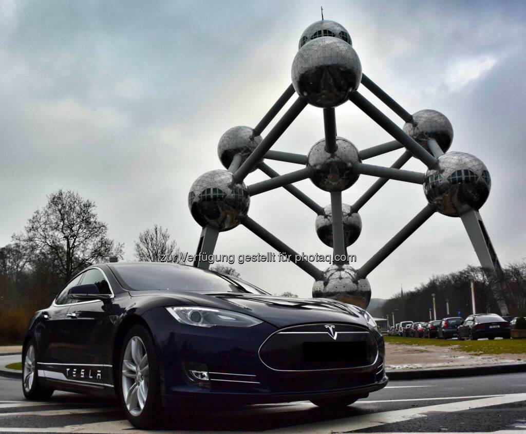 Tesla Model S meets the Atomium in Brussels.  Source: http://facebook.com/teslamotors, © Aussender (27.01.2015) 