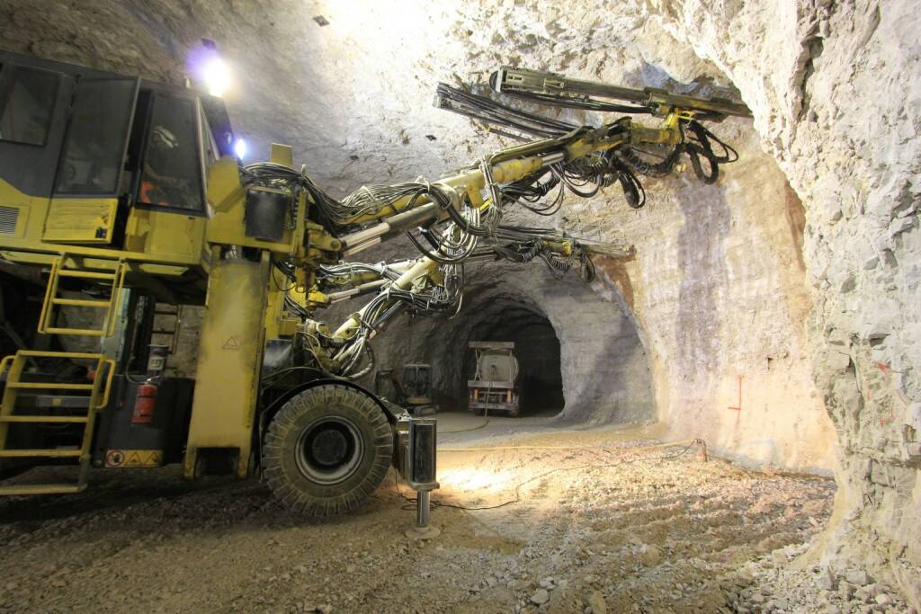 Bergbau, Mine, Abbau, Bagger, untertags - http://www.shutterstock.com/de/pic-247428652/stock-photo-mine-work.html, © www.shutterstock.com (28.01.2015) 