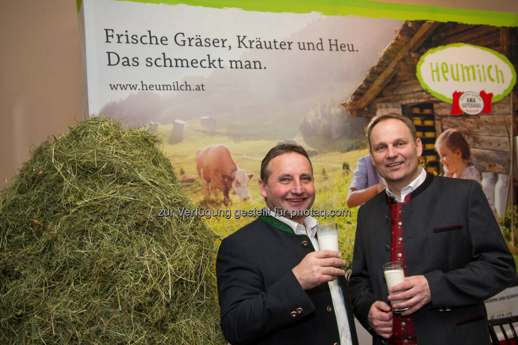 Karl Neuhofer, Obmann der ARGE Heumilch (links) und Andreas Geisler, Koordinator der ARGE Heumilch: wikopreventk GmbH: Österreichische Heumilchwirtschaft bleibt auf Erfolgskurs, © Aussender (29.01.2015) 