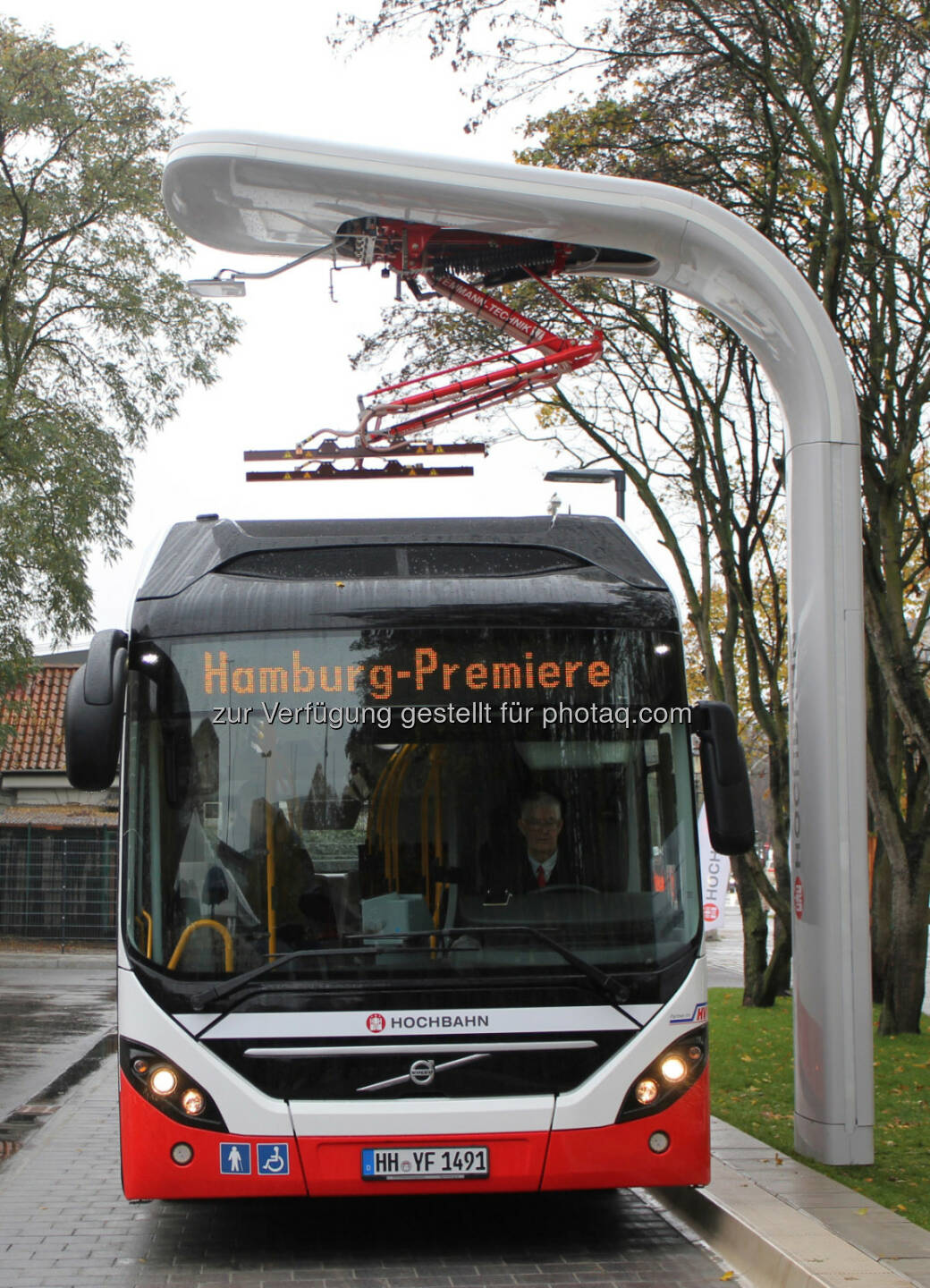 Die Hamburger Hochbahn AG präsentierte den neuen Elektro-Hybridbus für die Hamburger Innenstadt. Der neue Volvo-Bus verfügt über Plug-in-Technologie und wird von einem Siemens-Ladesystem mit Strom versorgt. Die Schnellladestationen sind die neueste Entwicklung von Siemens für Volvo Busse und Siemens kooperieren bei Elektrobussystemen: Hochleistungsladesysteme für Elektrobusse. Der Elektro-Hybridbus soll ab Dezember circa sieben Kilometer rein elektrisch und damit schadstofffrei auf der Innovationslinie 109 zwischen Alsterdorf und dem neu errichteten Elektrobus-Terminal durch Hamburg fahren.

