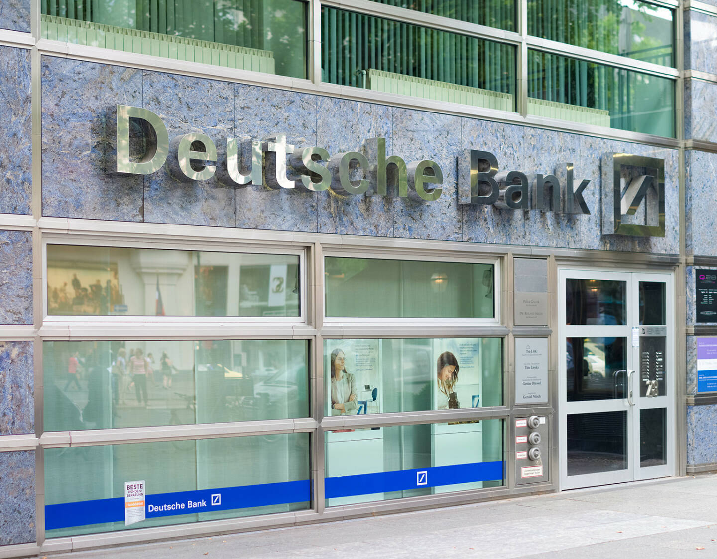 Deutsche Bank, Filiale in Berlin, <a href=http://www.shutterstock.com/gallery-338239p1.html?cr=00&pl=edit-00>hans engbers</a> / <a href=http://www.shutterstock.com/editorial?cr=00&pl=edit-00>Shutterstock.com</a>